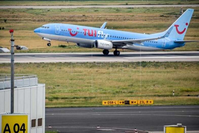 Un avión del turoperador alemán TUI despegando desde el aeropuerto de Düsseldorf (Foto EFE / Sascha Steinbach)